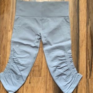 Gray lululemon ebb to street crop